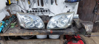 Toyota Avensis žarometi luči xenon T25 250  2003–2009 xenon
