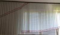 Zavese iz voala z rdečim robom prodam