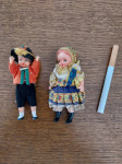 2 stari igrači fantek in punčka v starih tradiconalnih nošah