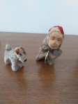Dve stari igrači pes foxy in opica z glasbilom za navit