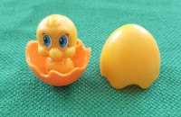 Kinder figurica piščanček v jajčku
