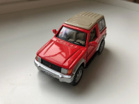 Mitsubishi Pajero - 1:43 - Cararama, rdeč - Red Box Series