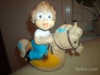 stara gumi igrača deček na konju