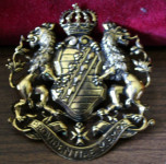 Grb z napisom mota Kraljevine Saške