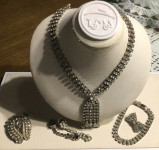 Nakit iz 80tih let prejšnjega stoletja-ogrlica,2 broški,uhani iin zape