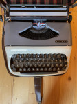 60 let star prenosni pisalni stroj