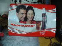 Reklamna tabla z osvetlitvijo Coca-Cola