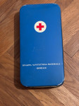 Vintage kovinska škatla za prvo pomoč – Tovarna sanitetnega materiala