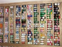 zajetna zbirka različnih praznih pločevink od piva s celega sveta
