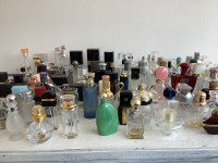 Zbirka stekleničk parfumov