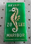 Značka Akvarij Maribor 20 let morski konjiček plastična 16x32mm zelena