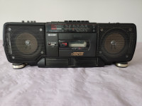 SHARP radio s kasetofonom, moč 28 W.