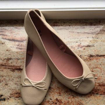 NOVE bež balerinke 39