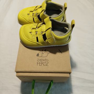 Bosonogi čevlji, sandali Feroz