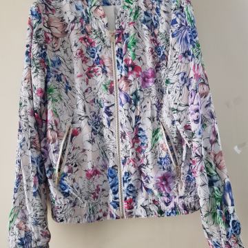 H&M NOVA CVETLIČNA PREHODNA JAKNA 38/40