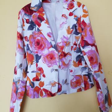 NOV BOMBAŽNI BELO CVETLIČNI BLAZER 38/40