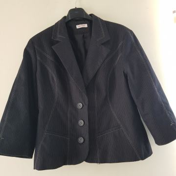 ORSAY NOV ČRNO ČRTAST BLAZER 40/42