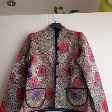 UNIKATEN VEZEN PISAN BLAZER/SUKNJIČ 38