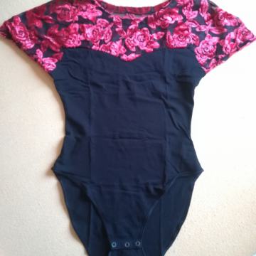 BODY, nov, črn z rdečimi žametnimi vrtnicami, vel. 38