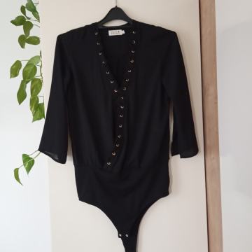 MOLLY BRACIKEN ČRN ELEGANTEN BODI - KOT NOV S