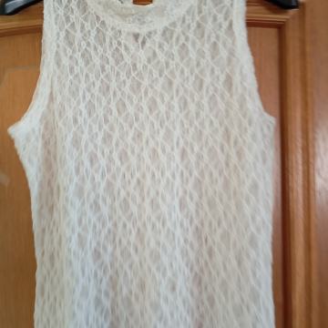 BELA ČIPKASTA MAJČKA S PERLICAMI S/M