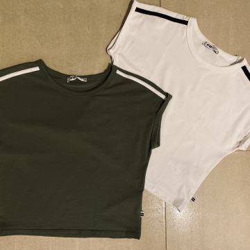 Čudovita MAJICA FB Sister crop olivno zelena, vel. S +PODARIM: 1x bela