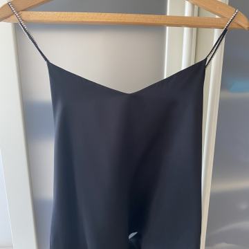 Svilen top, okrašen s kristalčki