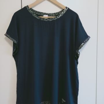 Kvalitetna, kot nova,  temno modra majica s srebrnimi dodatki