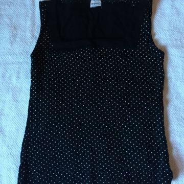 ZELO UGODNO! Lepa črna majčka s pikami naprodaj zaradi selitve