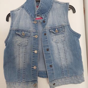 Jeans brezrokavnik 128 velik.