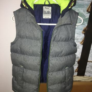 otroški brezrokavnik s kapuco velikost 158 cm   12-13 let