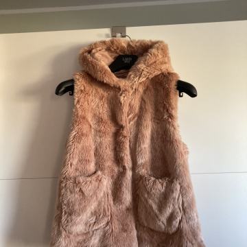 ZARA roza puhast brezrokavnik 13/14 let, 164cm