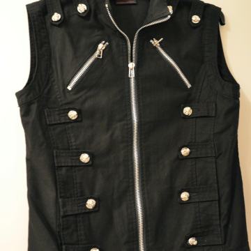 QUEEN OF DAREKNES NOV ČRN JEANS BREZROKAVNIK