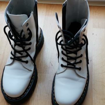 Dr. Martens, vel. 40, beli, debel podplat