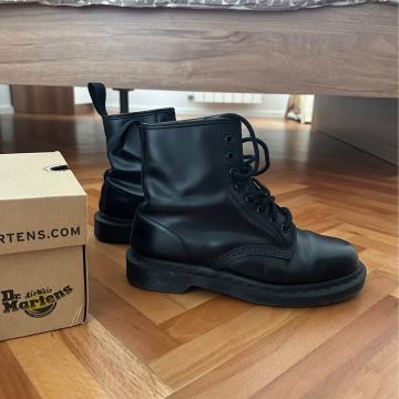 Dr. Martens zenski st. 39, mono black - odlicno ohranjeni