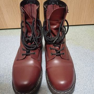 Prodam malo rabljene gležnarje Solovair številka UK7