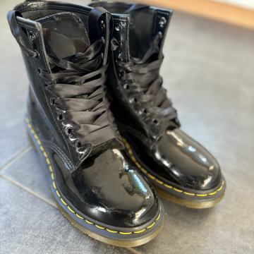 Ženski lakasti bulerji Dr. Martens