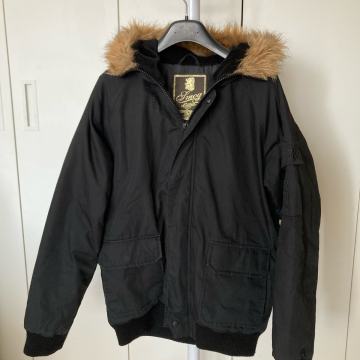 Moška bunda v črni barvi št. L