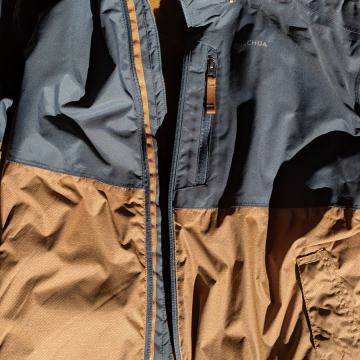 Pohodniška vodoodporna jakna SH500 QUECHUA