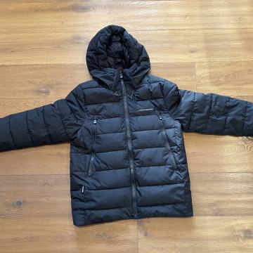 Prodam fantovsko puhovko KHUJO velikosti S črne barve