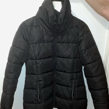 Črna dekliška bunda S (145-165cm)