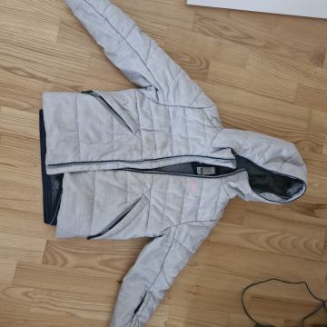 Bela bunda za smučanje