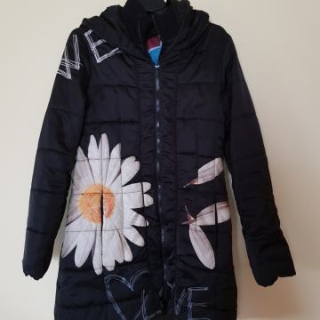 DESIGUAL ČRNA BUNDA Z MARJETICO S/M MPC 140€
