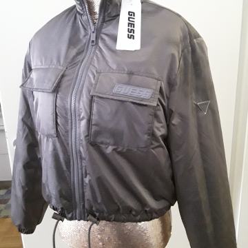 GUESS ŽENSKA JAKNA - PODLOŽENA - VEL. S