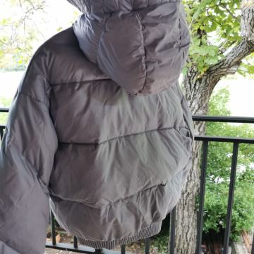 Nenošena srebrna bunda s kapuco, 42 velikost