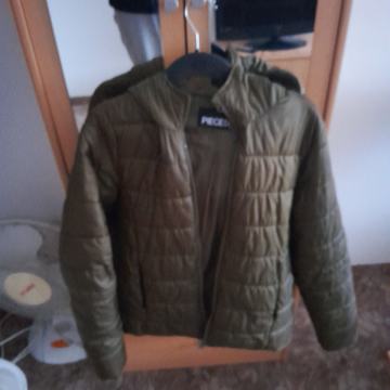 ŽENSKA BUNDA ŠT. L  in USNJENE HLAČE št. 40