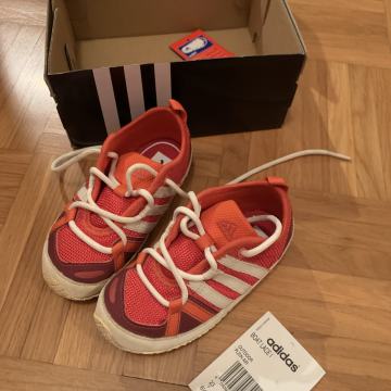 ADIDAS otroške teniske, št. 23