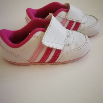 Adidas teniske 19 št. Mehki podplat..