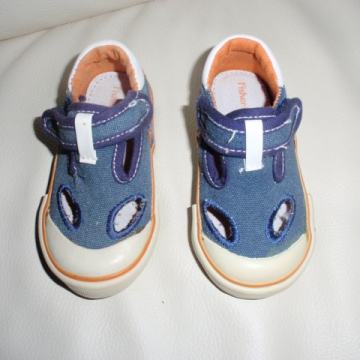 Čeveljčki Fisher price št. 22