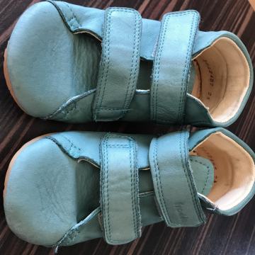 Čevlji za prve korake Froddo, velikosti 24